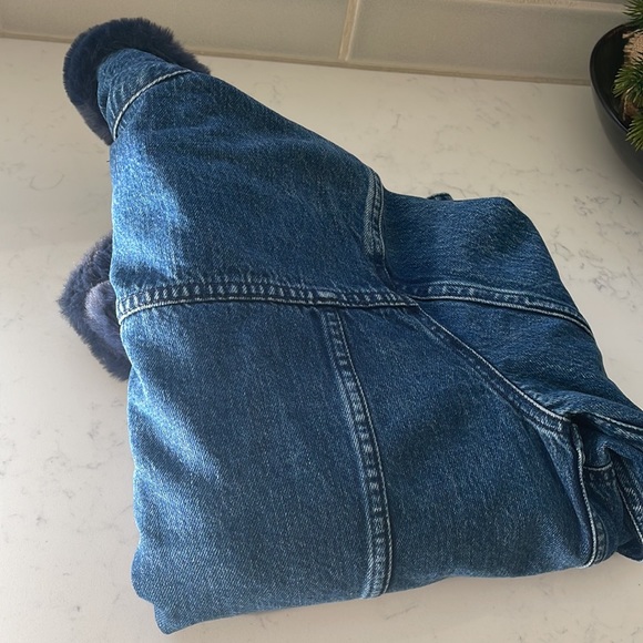 Good American the Luxe touch faux fur trim denim jacket - Picture 17 of 17